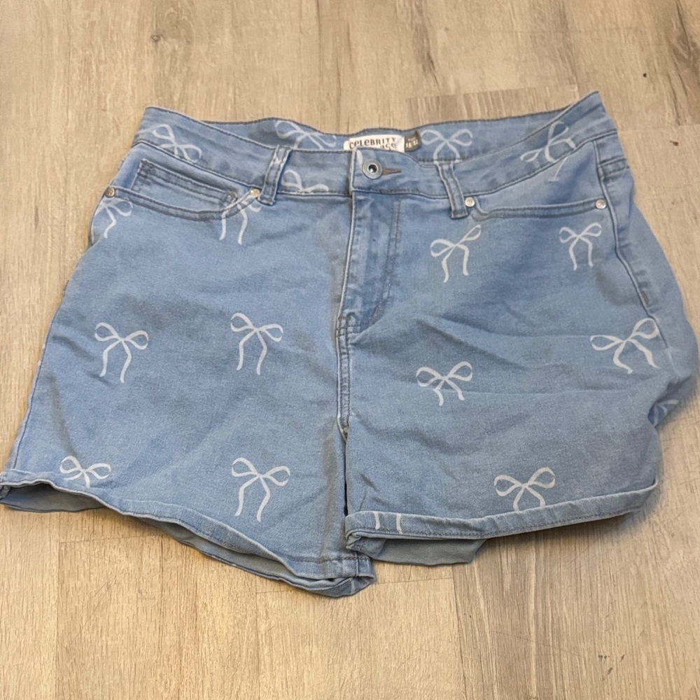 Stylish Light Blue Bow-Patterned Jean Shorts